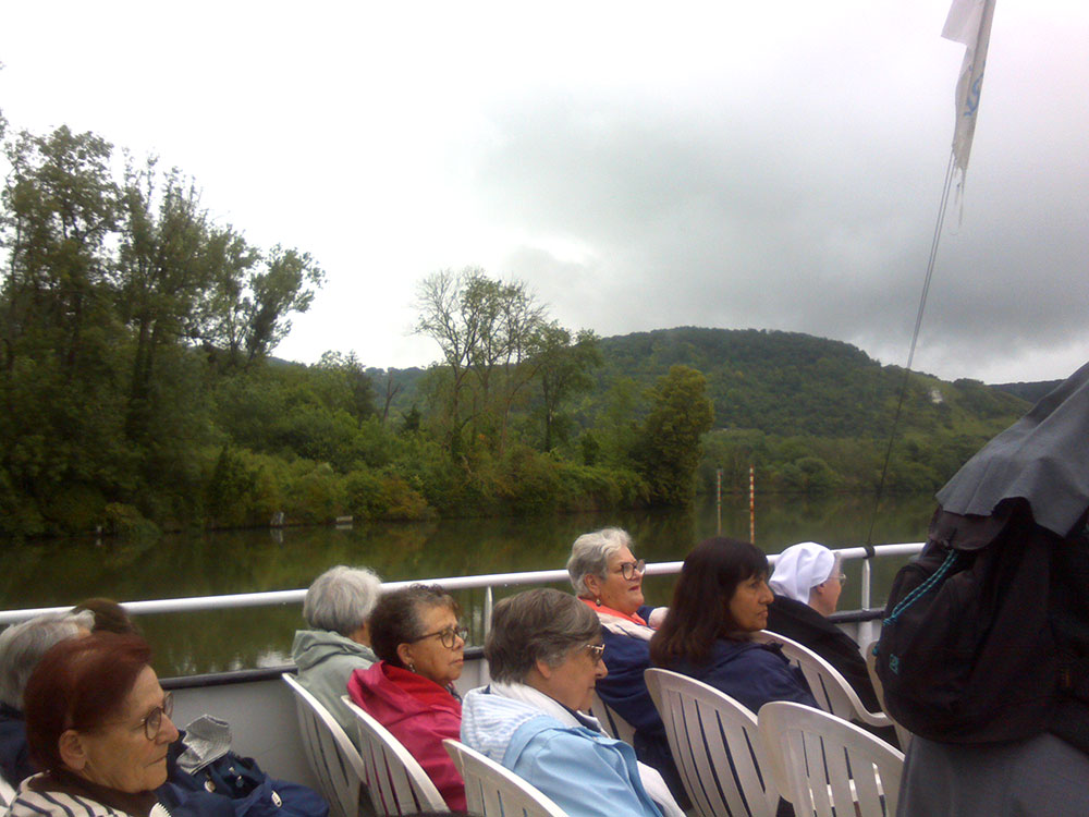 Croisière sur la Seine avec notre Evêque.